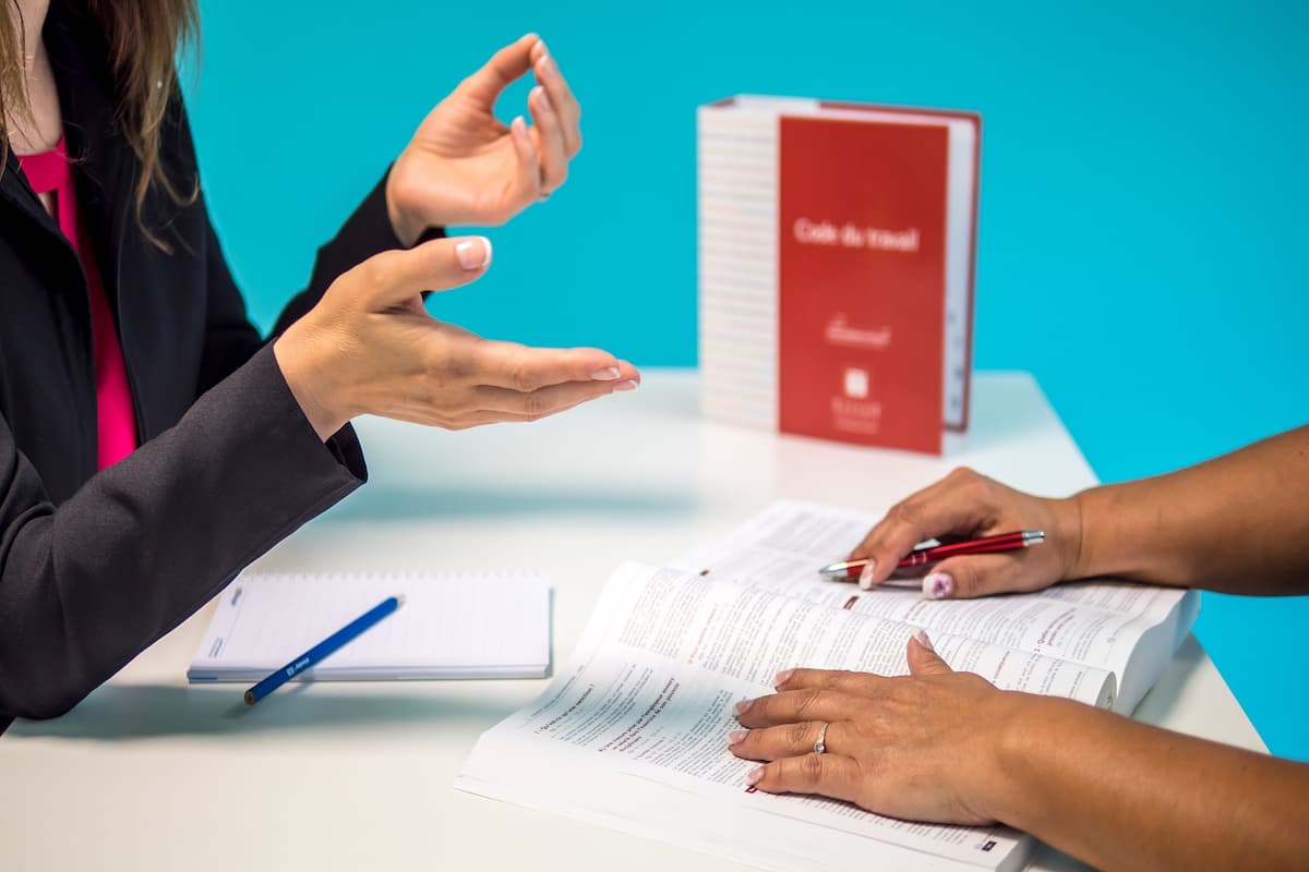  مهام موظف العلاقات العامة